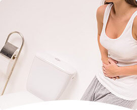 Mujer con malestar persistente y dolor al orinar por incontinencia urinaria